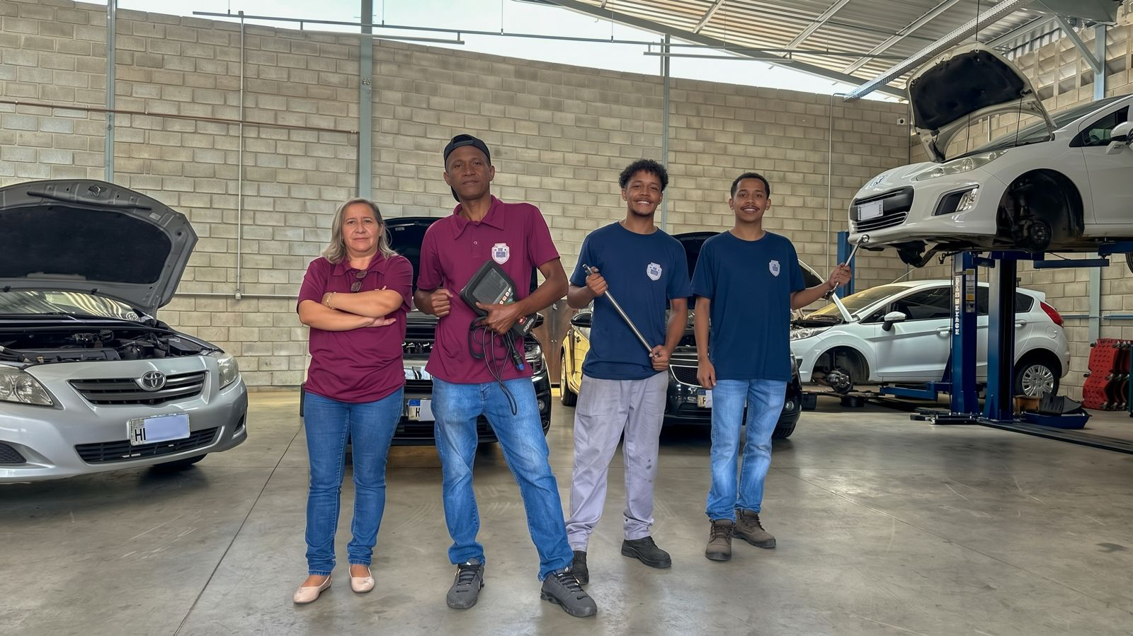 Quatro integrantes da equipe JM reunidos na oficina